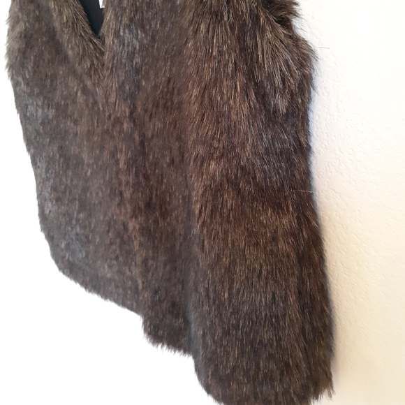 SALE‼️🥰Gorgeous JACK Faux Fur Vest!! - Picture 4 of 15